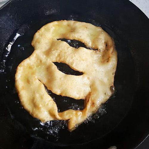 炸油饼的做法视频,家常美味一学就会