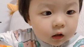 小孩吃棒棒糖视频,孩子品尝棒棒糖的欢乐时光