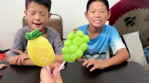 小孩吃棒棒糖视频,孩子品尝棒棒糖的欢乐时光