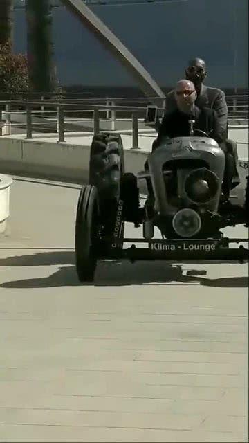拖拉机视频搞笑,欢乐农忙季