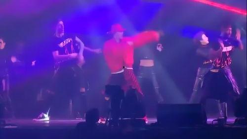 张艺兴的舞蹈视频,动感舞步演绎音乐灵魂