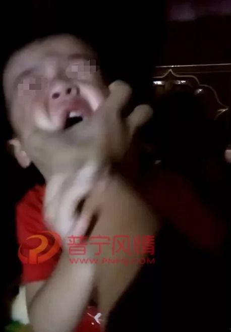 折磨男生视频,男生被折磨视频引发热议