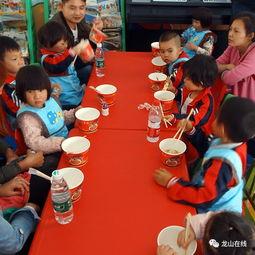 宝宝拍球视频,萌娃运动瞬间，展现无限活力