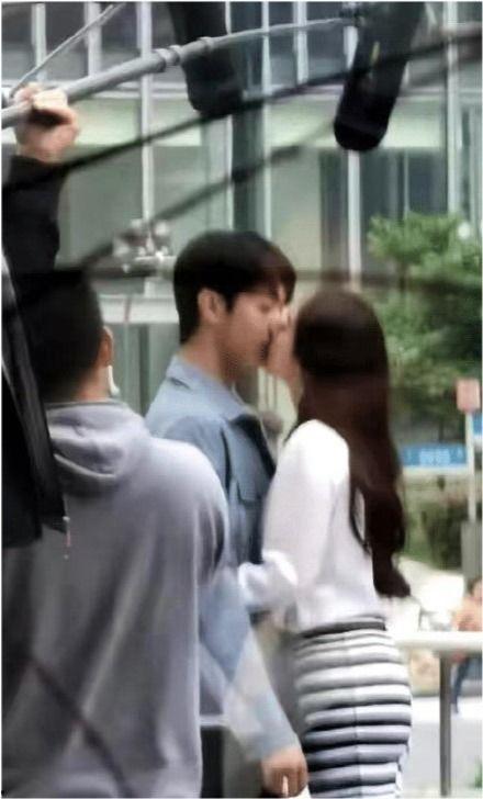 姐弟恋吻戏视频,姐弟恋中的激情火花