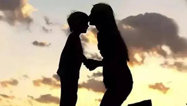 关于母爱的视频,视频中的感人瞬间