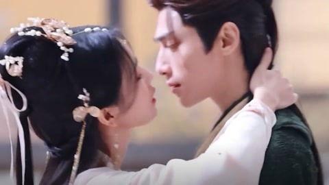 强吻壁咚视频,壁咚强吻，浪漫视频引热议