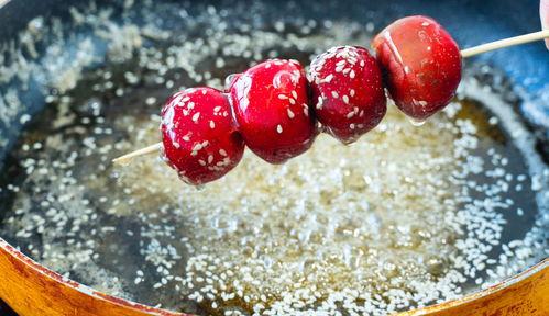 做冰糖葫芦的视频,自制冰糖葫芦，传统美食新体验