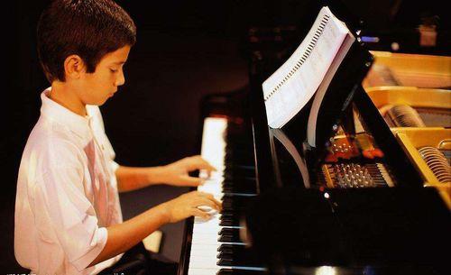 小朋友弹钢琴视频,小朋友钢琴演奏风采展示