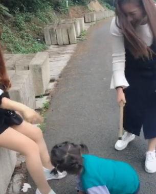 后妈打小孩视频,家庭悲剧引发社会关注