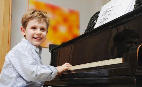 小男孩弹钢琴视频,小男孩钢琴演奏的纯真魅力