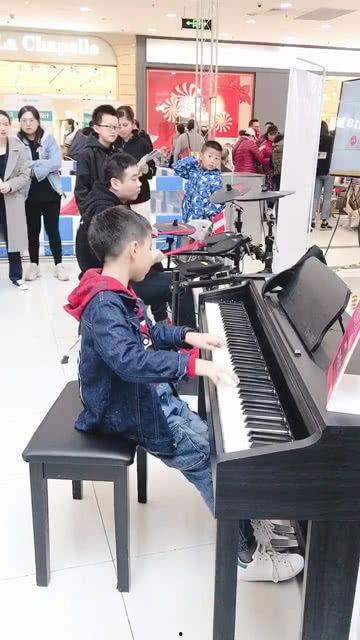 小男孩弹钢琴视频,小男孩钢琴演奏的纯真魅力